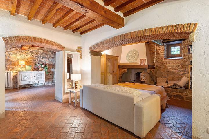 Entire studio, Studio Apartment 'Il Nido Di Delia' with Shared Pool, Private Terrace and Wi-Fi in Buti, Pisa Province