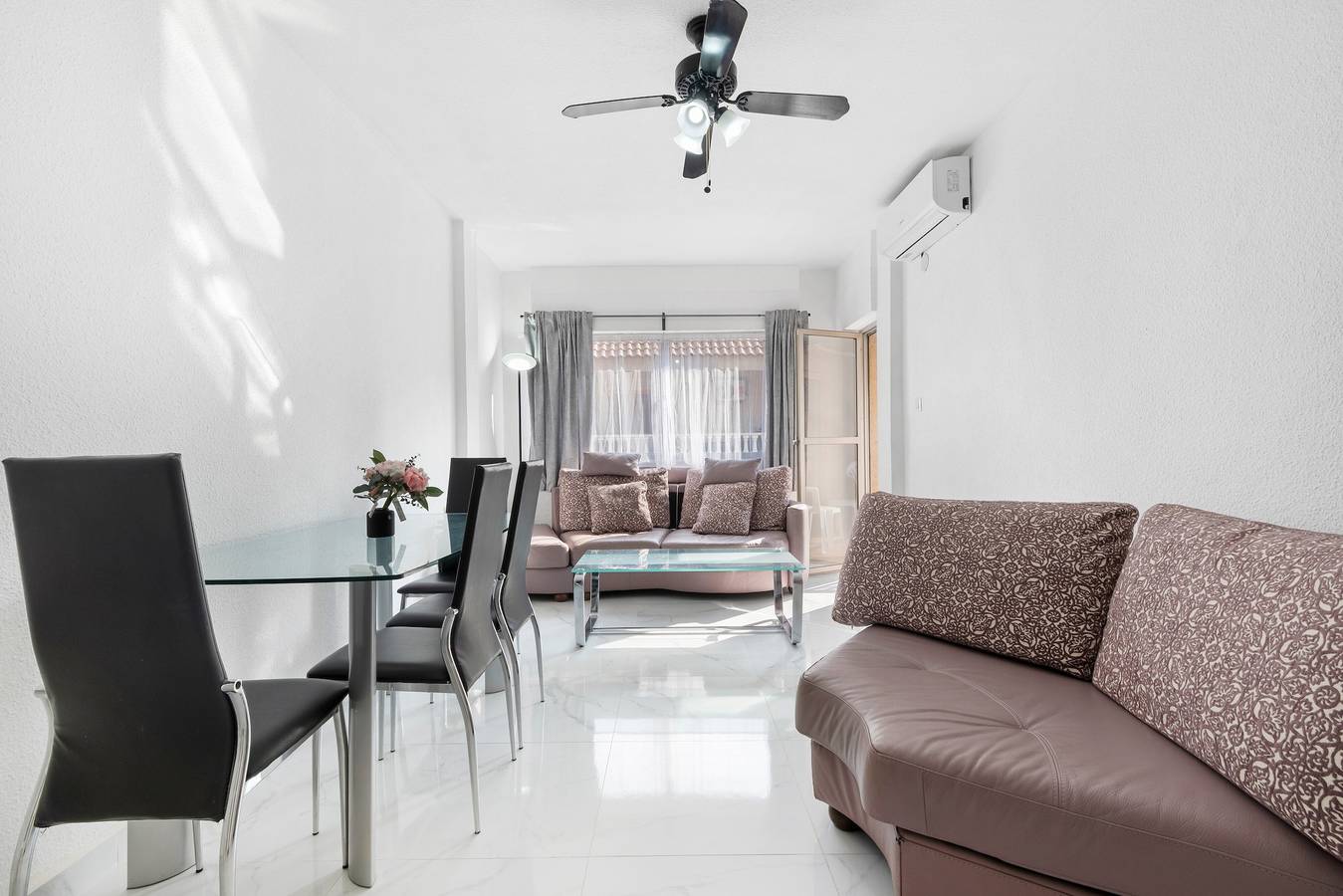 Entire apartment, Apartment 'Torri Apartments' with Sea View, Wi-Fi and Air Conditioning in Torrevieja, Costa Blanca