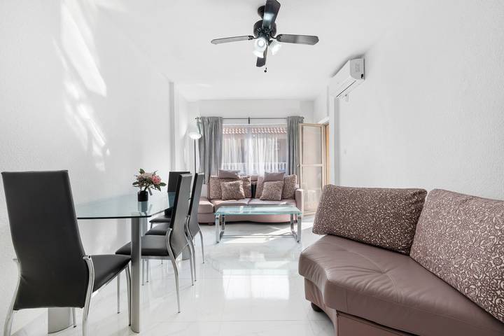 Entire apartment, Apartment 'Torri Apartments' with Sea View, Wi-Fi and Air Conditioning in Torrevieja, Costa Blanca