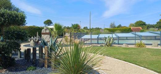 Gîte pour 6 personnes, avec jardin ainsi que piscine et terrasse à Plouaret