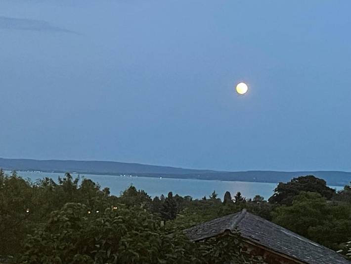 Villa für 6 Personen, mit Balkon und Terrasse sowie Garten und Seeblick am Balaton