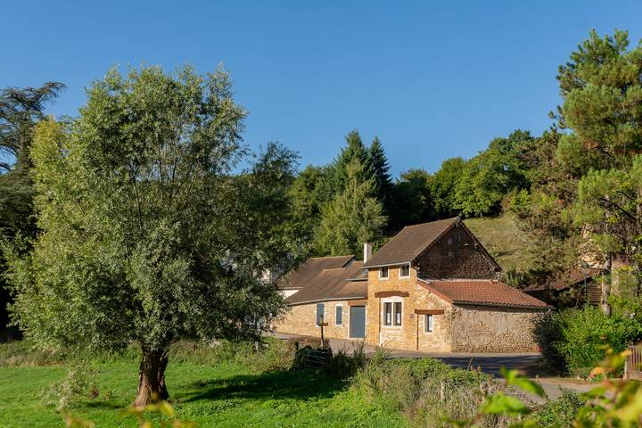 Gîte pour 4 personnes, avec terrasse et jardin à Burnand