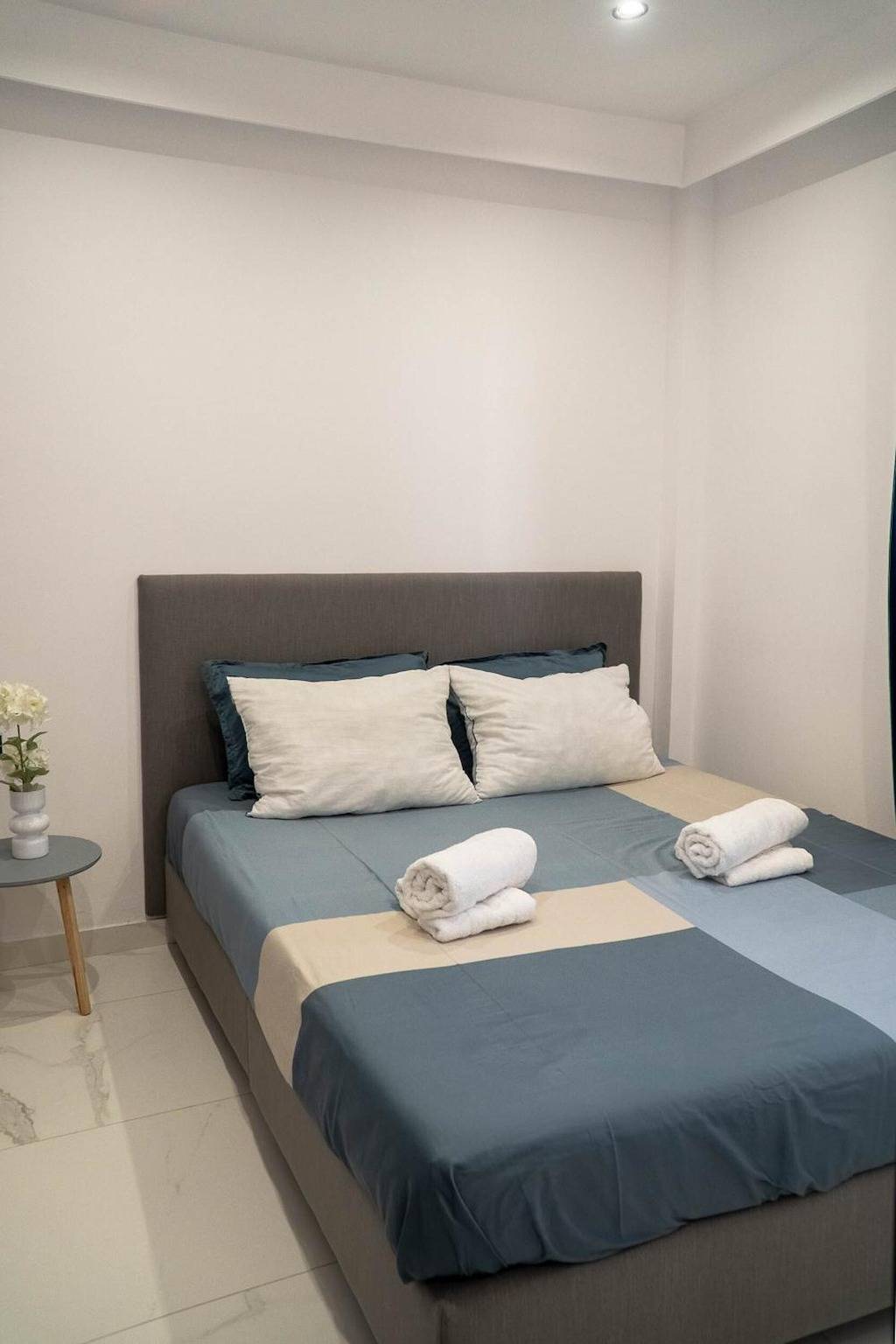 Ganze Wohnung, Apartment „Doppelzimmer mit Bergblick“ mit Meerblick, Wlan und Klimaanlage in Rhodos Stadt, Rhodos