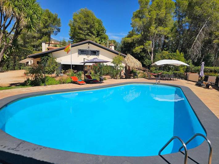Alojamiento y desayuno para 3 personas, con Balcón y Jacuzzi además de Terraza y Jardín en Comunidad Valenciana