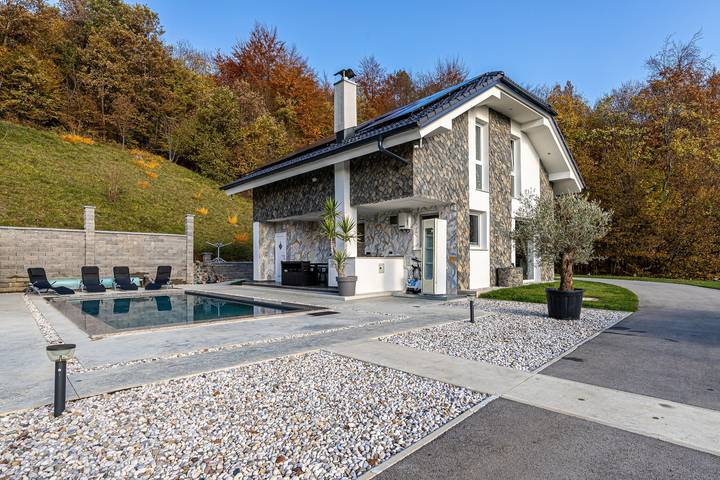 Ferienhaus für 10 Personen, mit Terrasse und Kinderpool sowie Pool und Sauna in Slowenien