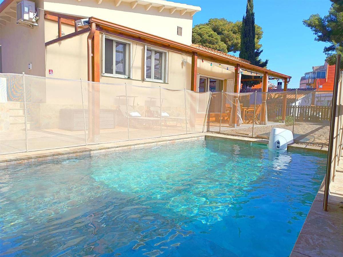 House with pool near Park Guell in Barcelona, Barcelonès