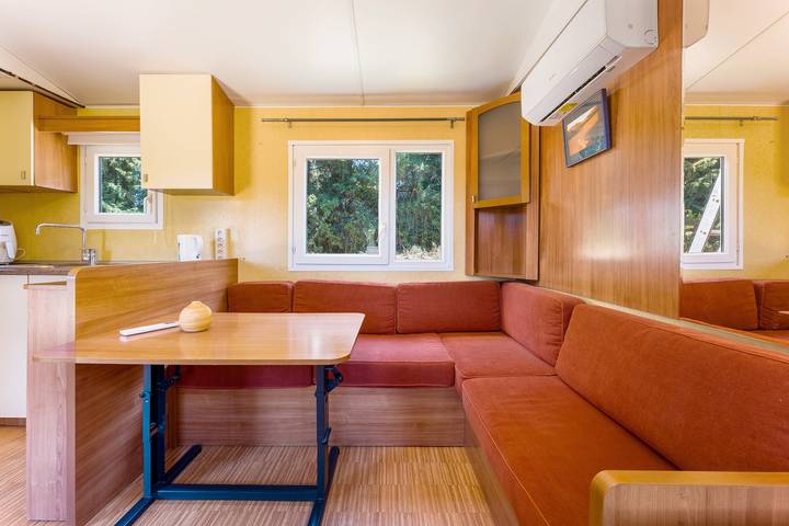 Mobile Home "In Provence" with Private Terrace, Wi-Fi, and Air Conditioning in Eyragues, Arles region
