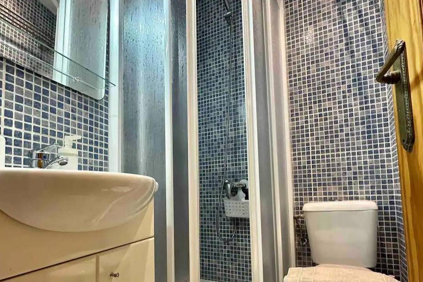 Entire holiday apartment, Zurita Apartment Sleeps 2 with Wi-Fi in Centro (Madrid), Madrid