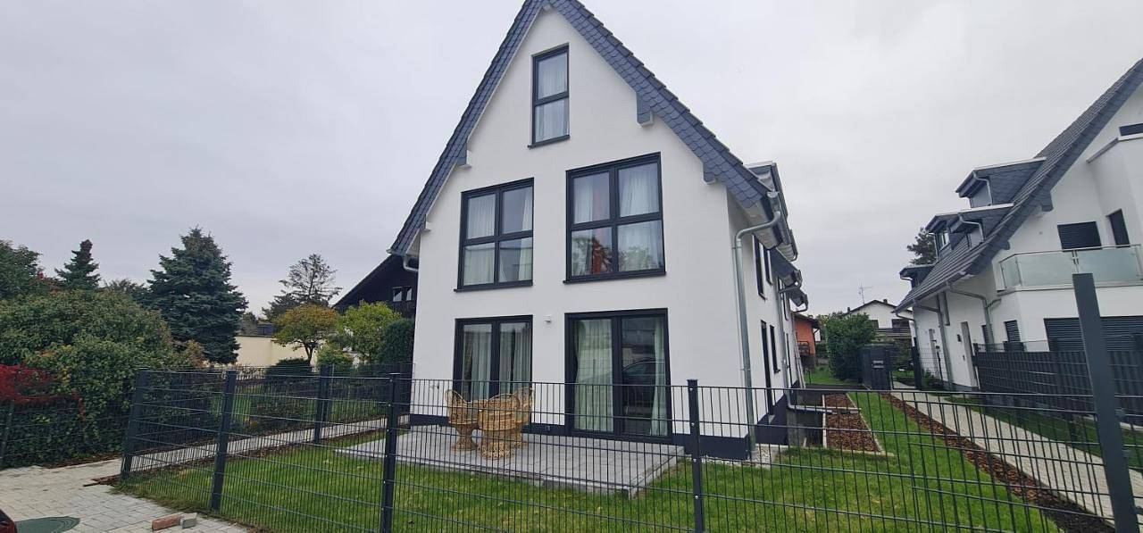 Three-Bedroom House in Offenbach am Main, Offenbach