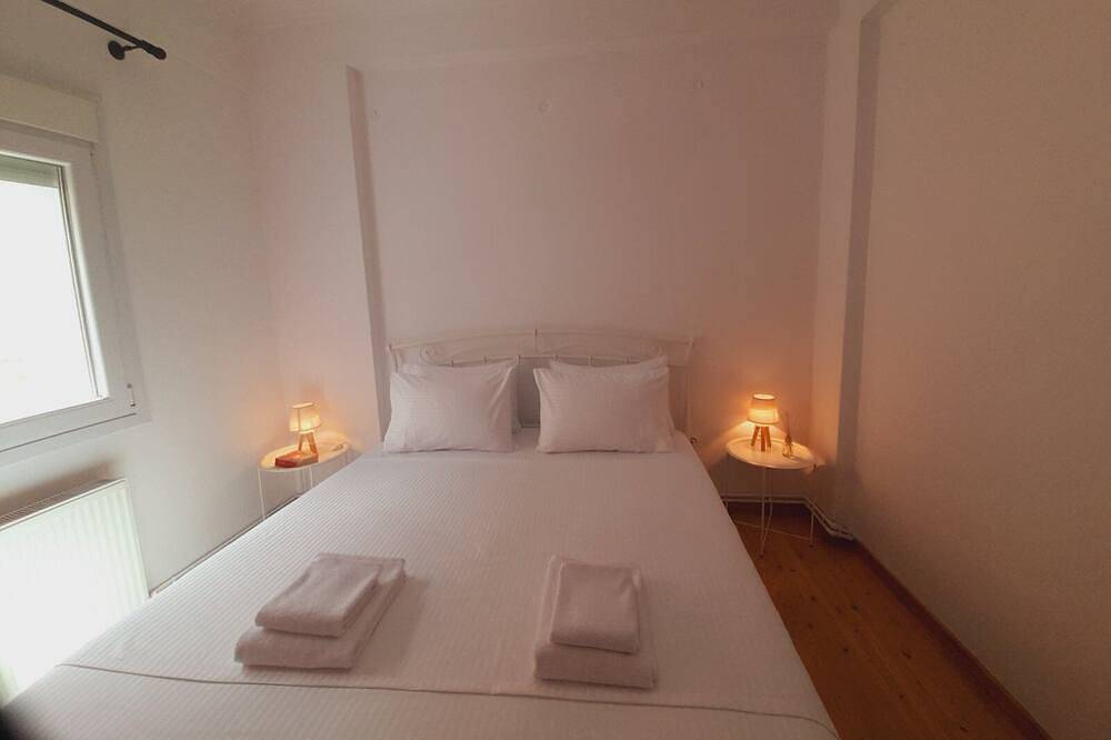 Entire apartment, Meli City Lodge, apt in a neoclassical building in the heart of the city. in Volos, Magnisia