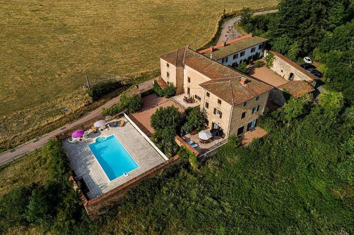 Gîte pour 4 personnes, avec Terrasse et Jardin ainsi que Piscine et Vue à Thizy-les-Bourgs