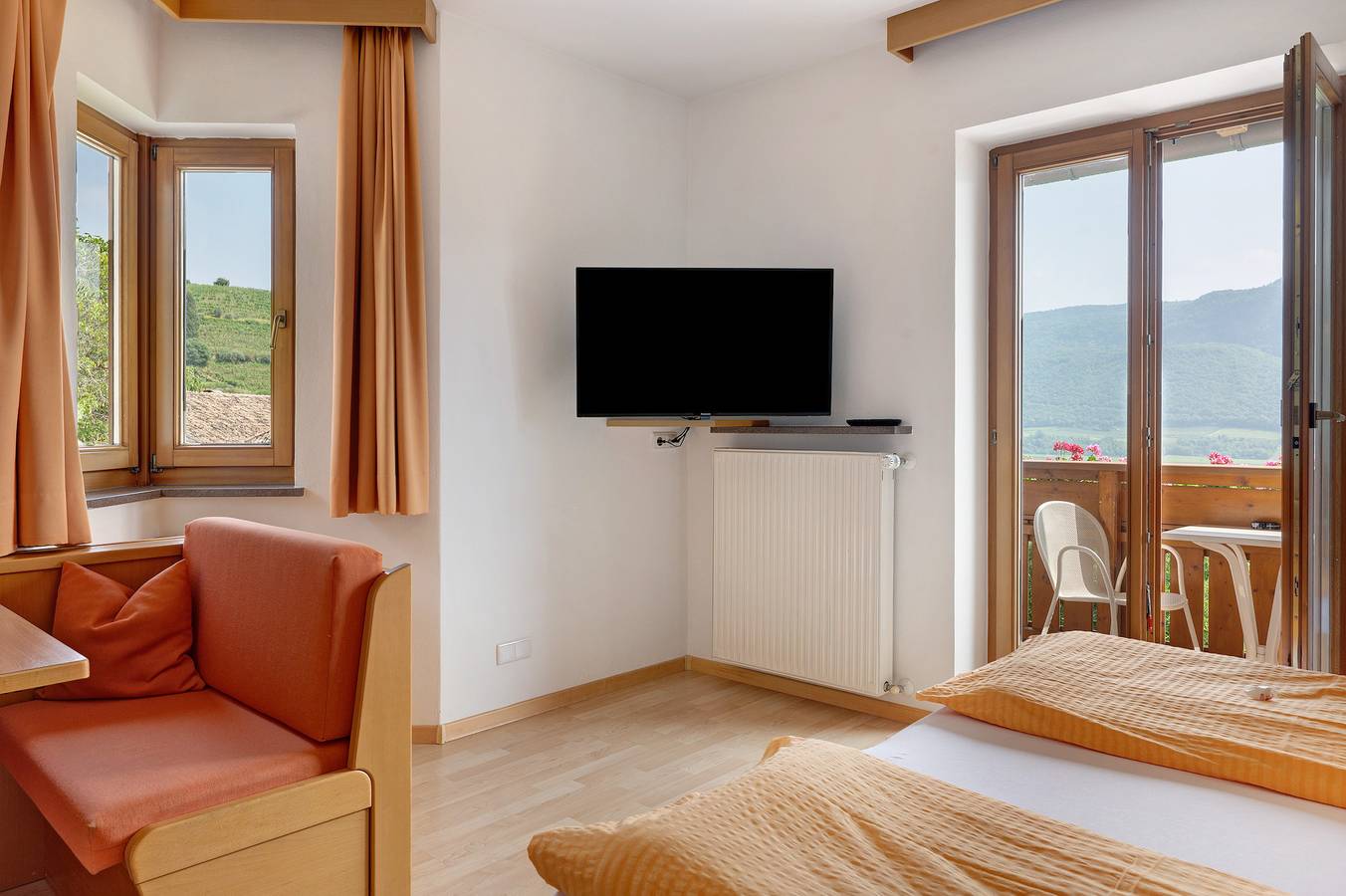 Zimmer 'Seaberhof 3 Erkerzimmer' mit Seeblick, Gemeinschaftspool und Wi-Fi in St. Josef am See, Kaltern an der Weinstraße