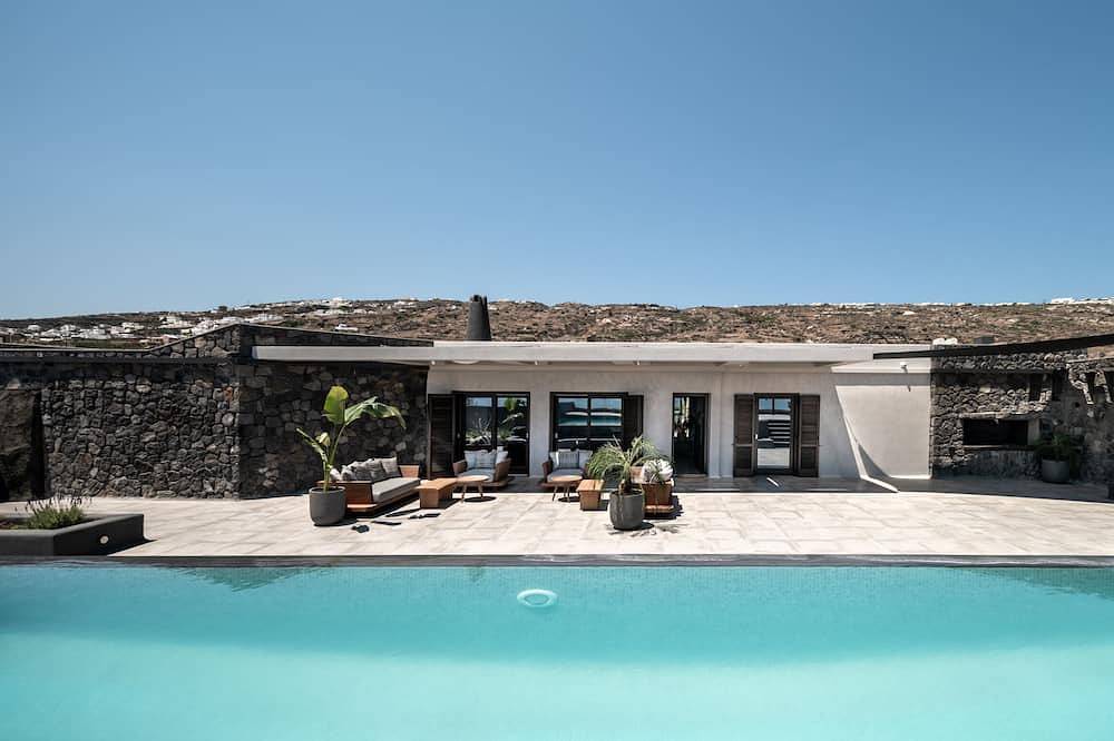 Superior Villa with Private Pool in Vourvoulos, Santorin