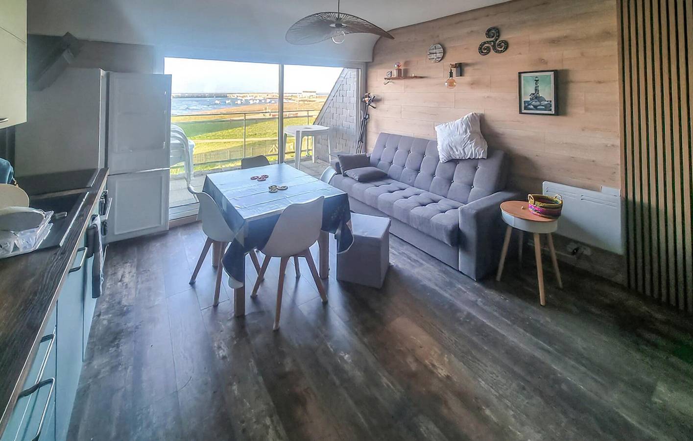 Entire holiday apartment, Seaside Apartment with Wi-Fi, Washer, and Parking in Saint-Guénolé, Penmarc'h