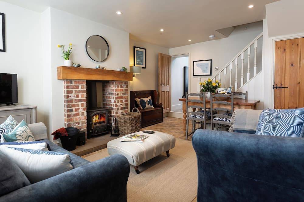Highly appointed pet & family friendly cottage with private parking & garden. in Hinderwell, North York Moors National Park