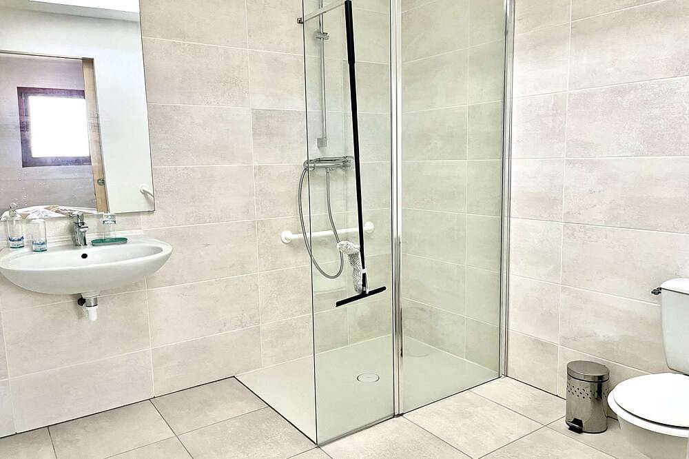 Atypical renovated T5 house for people with reduced mobility – Centre of Locmiquélic – in Locmiquélic, Côte des Mégalithes