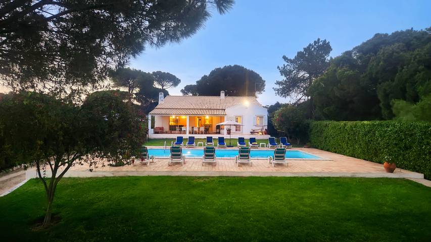 Villa para 14 pessoas, com varanda e jardim em Quarteira
