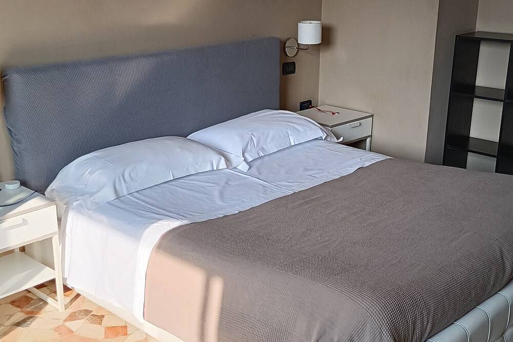 Ganze Wohnung, Spacious two-bedroom apartment. 750 meters from Linate Airport. in Segrate, Mailand Provinz