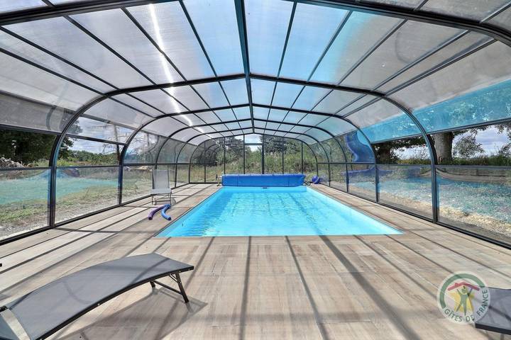 Gîte pour 8 personnes, avec Terrasse et Jardin ainsi que Piscine et Vue à Maure-de-Bretagne
