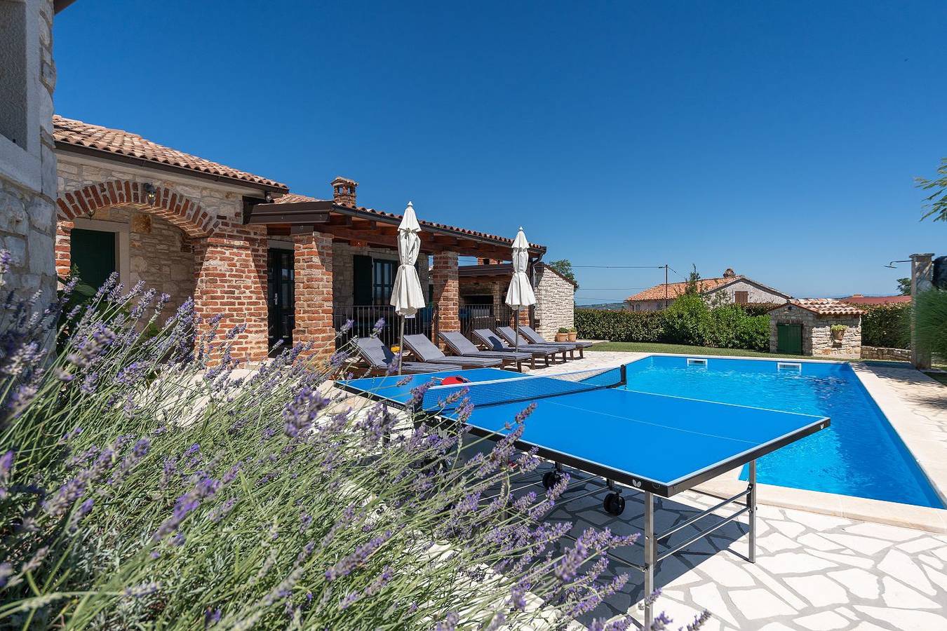 Mediterrane Villa mit Privatpool, Grill, Tischtennis und unweit des Radwegs Parenzana in Vizinada, Zentralistrien