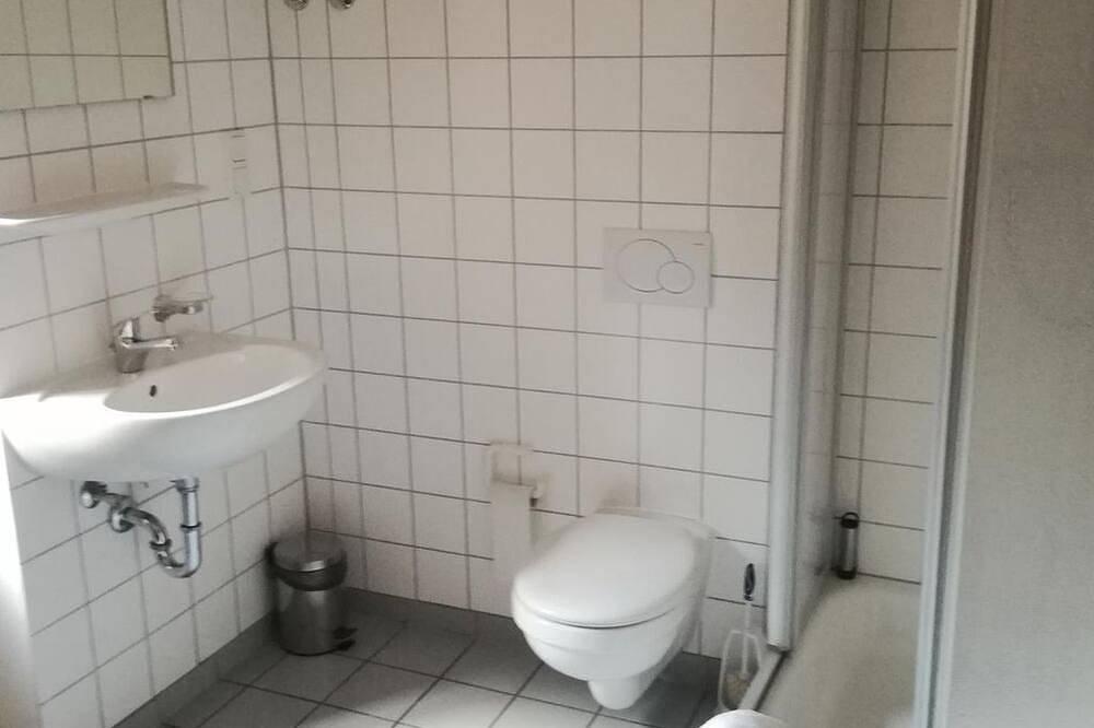 Oppauer Haus - 102 Vierbettzimmer, Dusche, Wc in Wachenheim, Saar-Nahe-Bergland