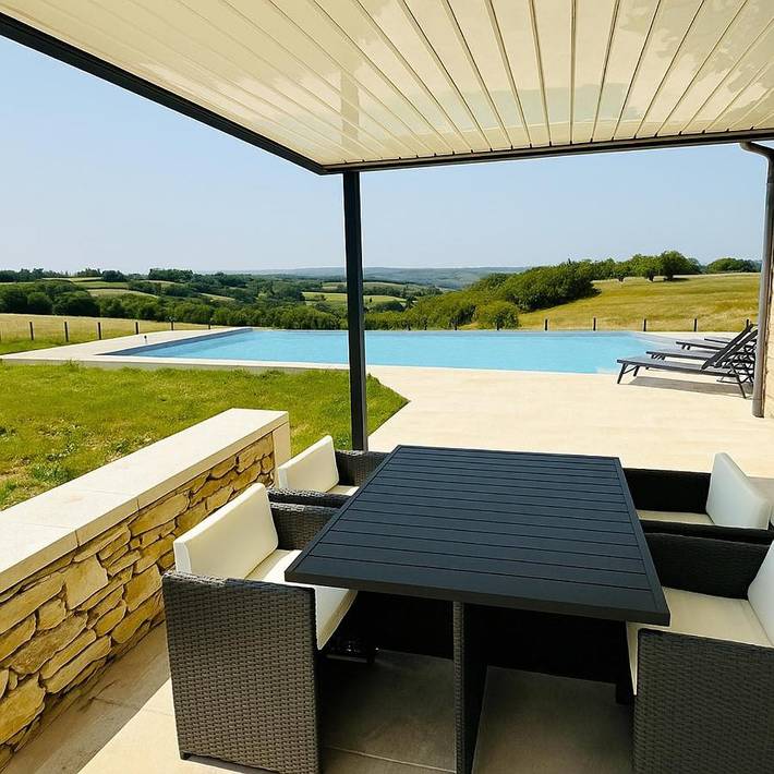 Location de vacances pour 4 personnes, avec piscine ainsi que vue et terrasse à Soucirac