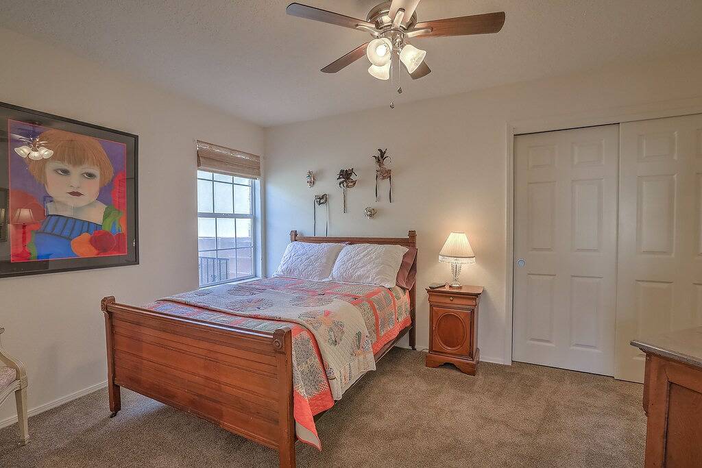 Stadtlichter bei Nacht und Berge in Corrales, Sandoval County