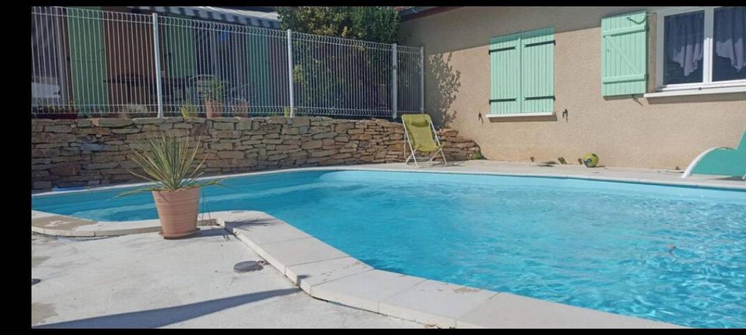 Gîte pour 4 personnes, avec piscine et jardin à Toussieu