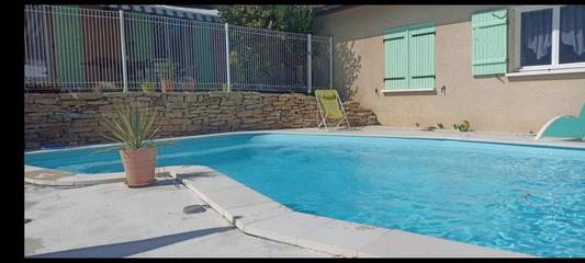 Gîte pour 4 personnes, avec piscine et jardin à Toussieu