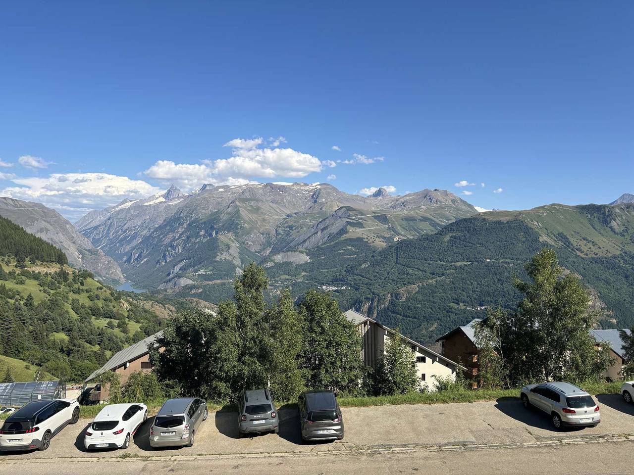 Apartamento entero, Auris en Oisans: Apt para 4, 250m de pistas, balcón, parking gratuito, mascotas permitidas in Auris, Parque Nacional de los Ecrins