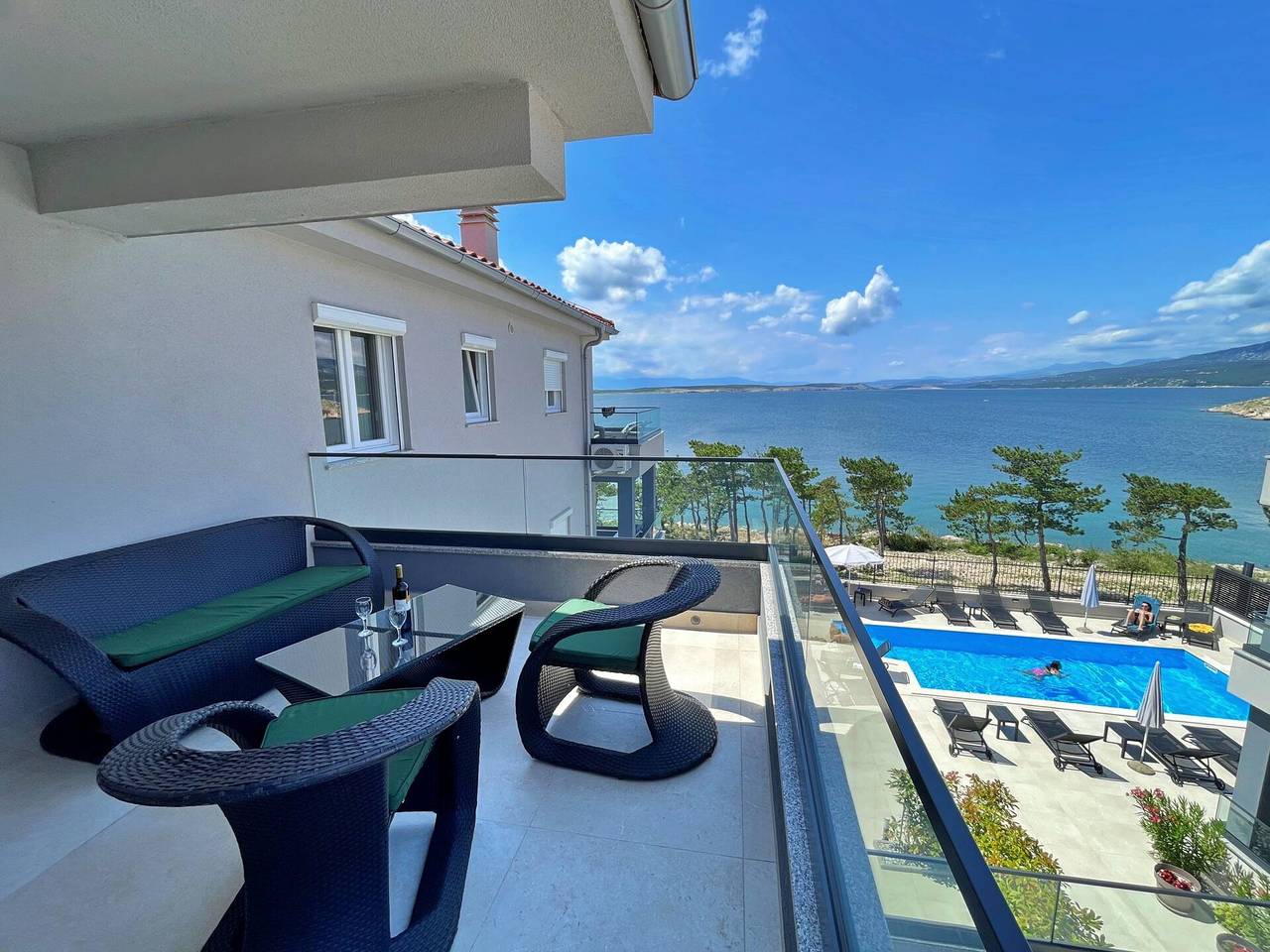Ganze Wohnung, Luxusapartment Punta Silo - 30 m vom Meer entfernt, Meerblick, Swimmingpool, Außendusche, Smart-Tv, Waschraum, privater Parkplatz in Silo (Krk), Krk