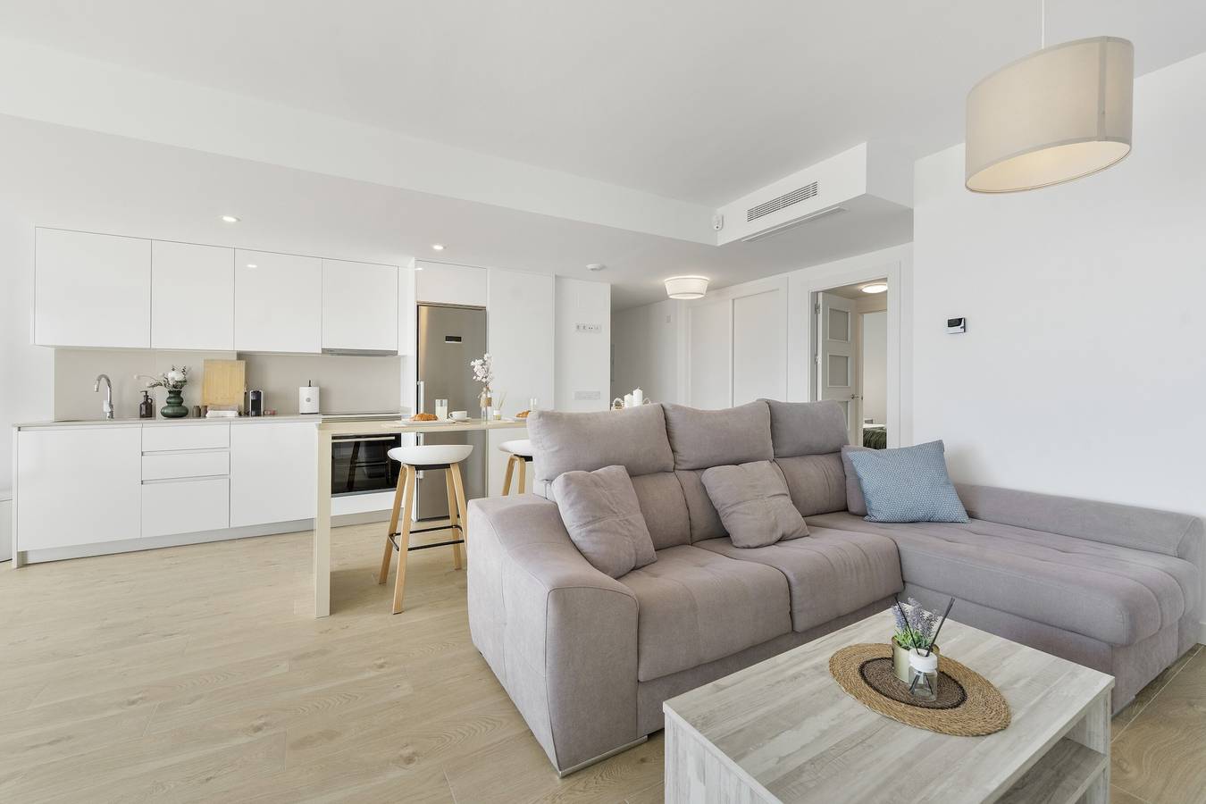 Entire apartment, Apartment 'One 80 Suites' with Sea View, Wi-Fi and Air Conditioning in La Gaspara, Estepona