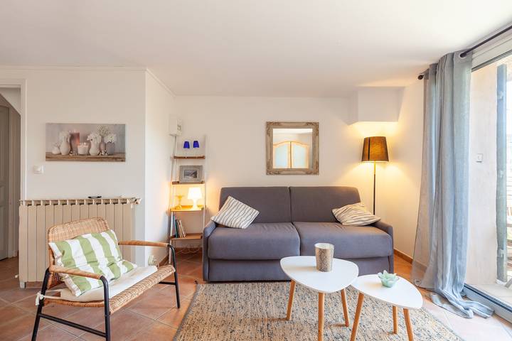 Appartamento intero, Appartamento 'Logement De Charme Les Araucarias' con piscina condivisa, terrazza privata e Wi-Fi in La Garde, Costa mediterranea (Francia)