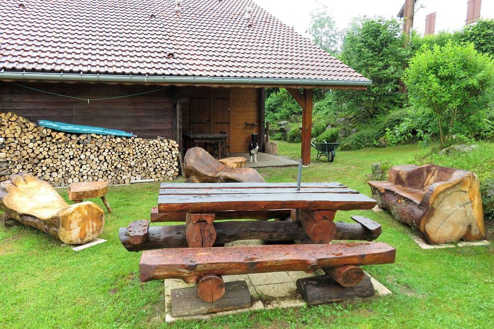 Spacious Chalet near Gérardmer: Terrace, Orchard, Ski, & Local Crafts in Le Tholy, Épinal en omgeving