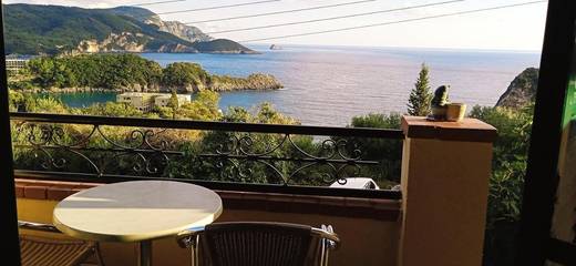 Gîte pour 4 personnes, avec terrasse ainsi que jardin et vue dans Paleokastritsa