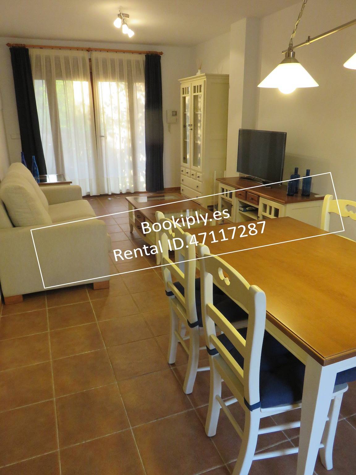 Entire apartment, 'Kasbah del Puerto Rey Precioso Bajó' with Pool, Wi-Fi & Garden in Playas de Vera, Vera
