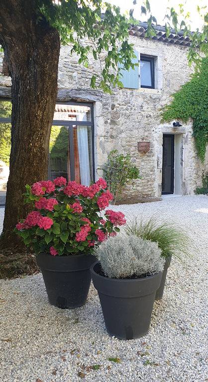 Gîte pour 4 personnes, avec piscine ainsi que terrasse et jardin, animaux acceptés à La Bâtie-Rolland