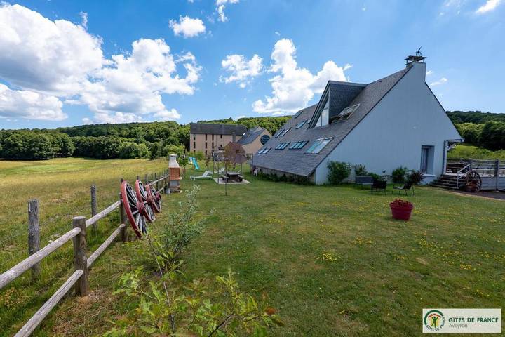 Location de vacances pour 8 personnes, avec terrasse ainsi que jardin et vue dans station de ski du Laguiole - Le Bouyssou - 2