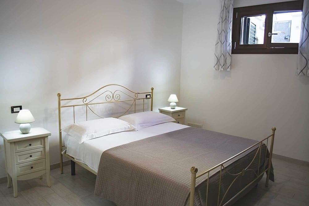 Entire apartment, Apulia Salento Santa Maria Di Leuca Villetta Vedusella With Terrace Overlooking The Sea in Leuca, Castrignano del Capo