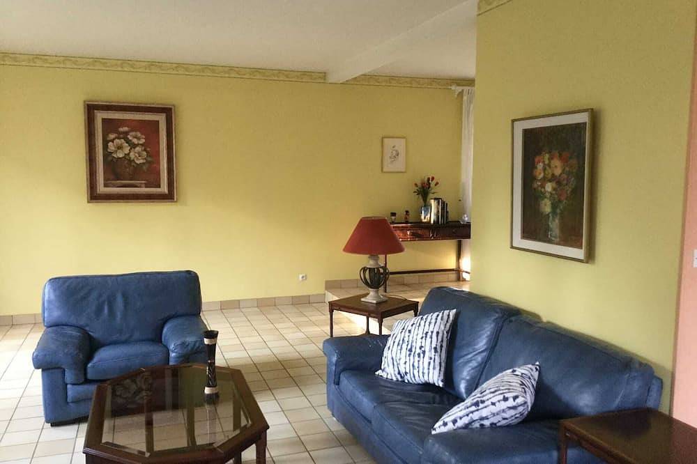 Propriété Location Meublée Réductions Pour longue duree in Les Clayes-sous-Bois, Yvelines