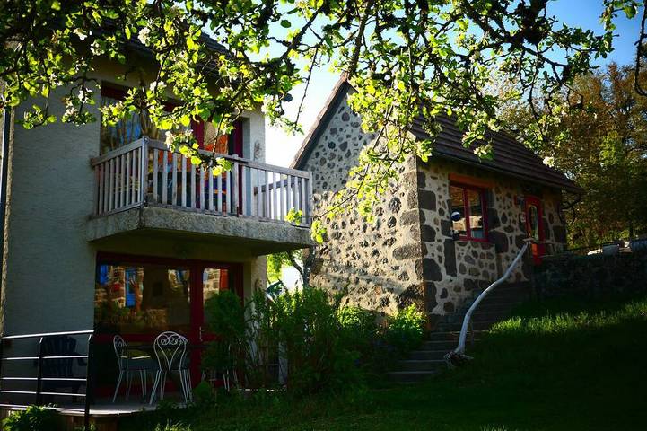 Gîte pour 4 personnes, avec Jacuzzi ainsi que Terrasse et Jardin à Saint-Cirgues-de-Jordanne