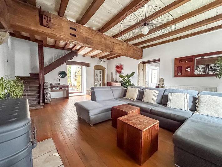 Location de vacances pour 10 personnes, avec Terrasse ainsi que Jardin et Vue dans Bougé-Chambalud