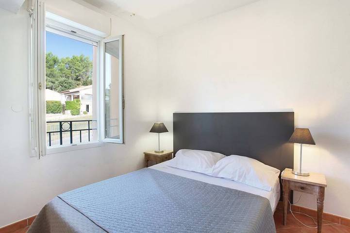 Apartamento entero, Suite Equipée 500m de la Centre Ville | Accès 3 Piscines + Bain à Remous! in Gréoux-les-Bains, Alpes de Alta Provenza