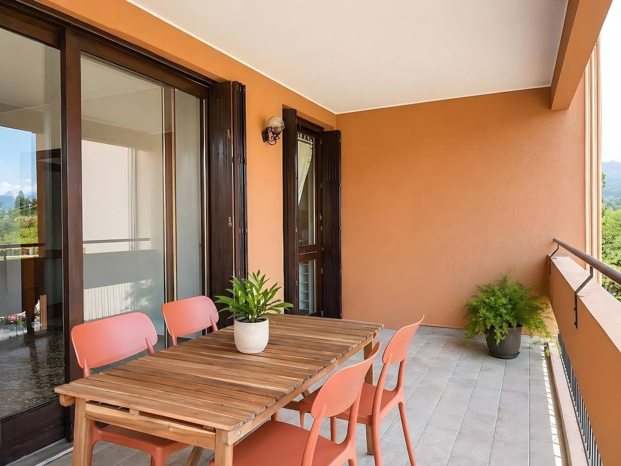Hel lejlighed, Apartment 'L'Oca Del Lago Lakeview' with Lake View, Private Terrace and Wi-Fi in Laveno, Laveno-Mombello