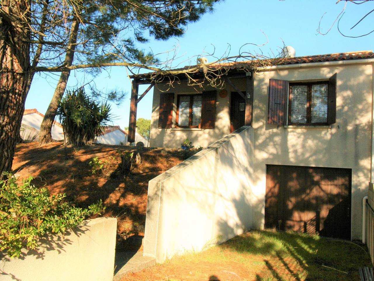 Maison boisée proche de la plage des Coraux, 2 chambres, terrasse, parking et jardin in La Tranche-sur-Mer, Vendée