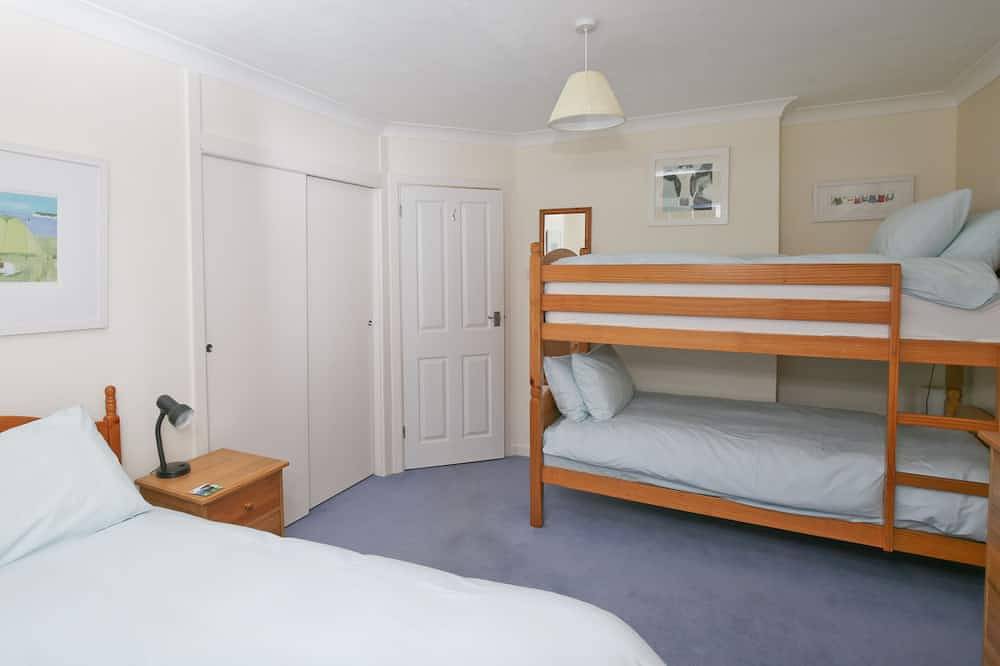 Comfortable House In Lovely Holiday Area With Everything You Require! in Constantine Bay, Cornwall