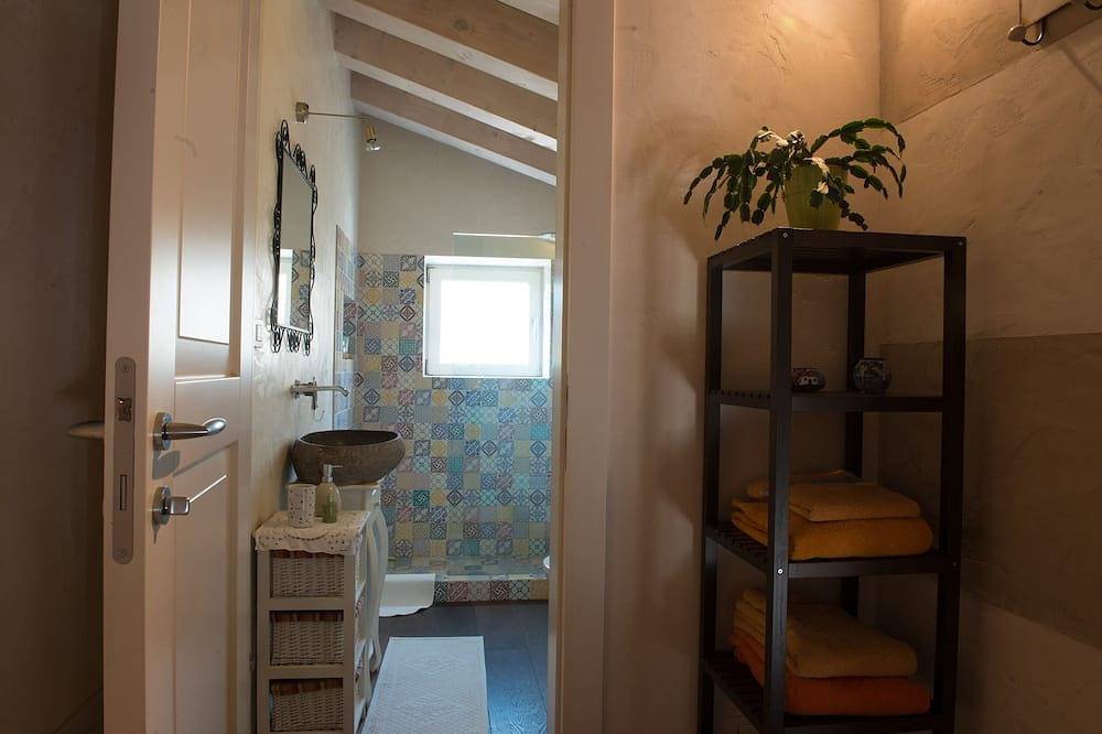Villa with pool 10 minutes from Vicenza, garden, privacy, panoramic view in Isola Vicentina, Vicenza Province