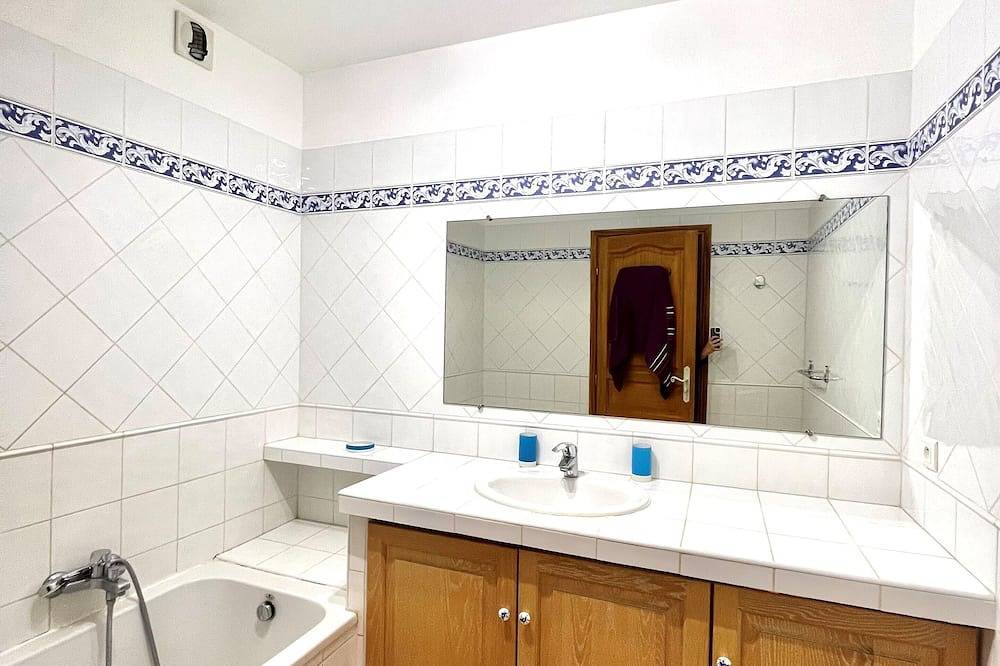 Appartement entier, Appartement 2eme et dernier Etage d'une petite Résidence avec Piscine et Vue Mer in Corbara, Région de Calvi