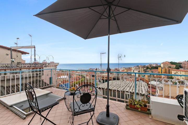 Vakantiehuis voor 5 personen, with Uitzicht op zee and Terras as well as Kinderzwembad in San Remo