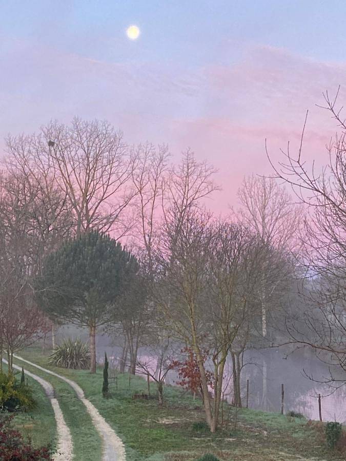 Location de vacances pour 4 personnes, avec vue sur le lac ainsi que jardin et vue à Saint-Antoine-Cumond - 2